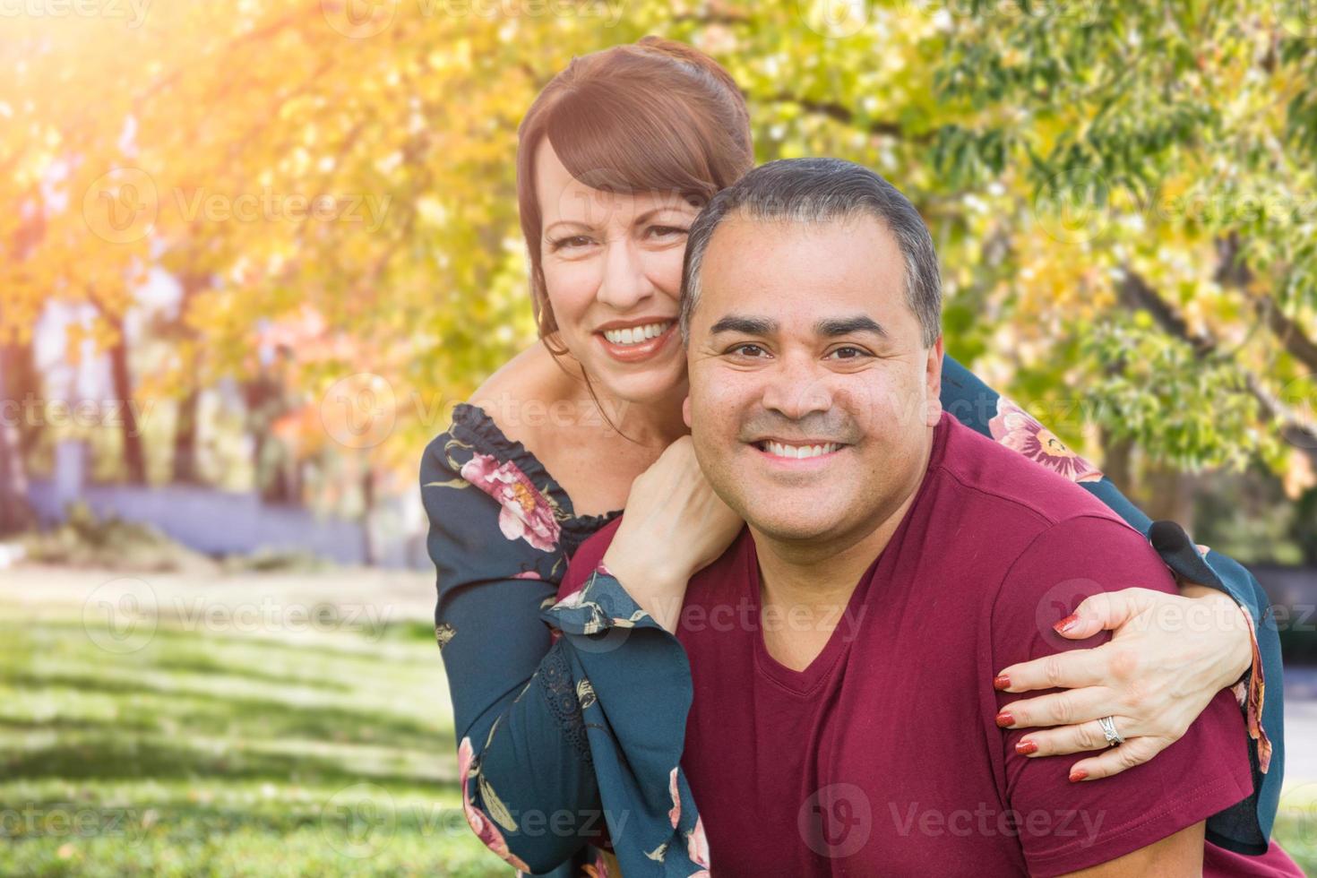 retrato de mujer caucásica de raza mixta y hombre hispano foto