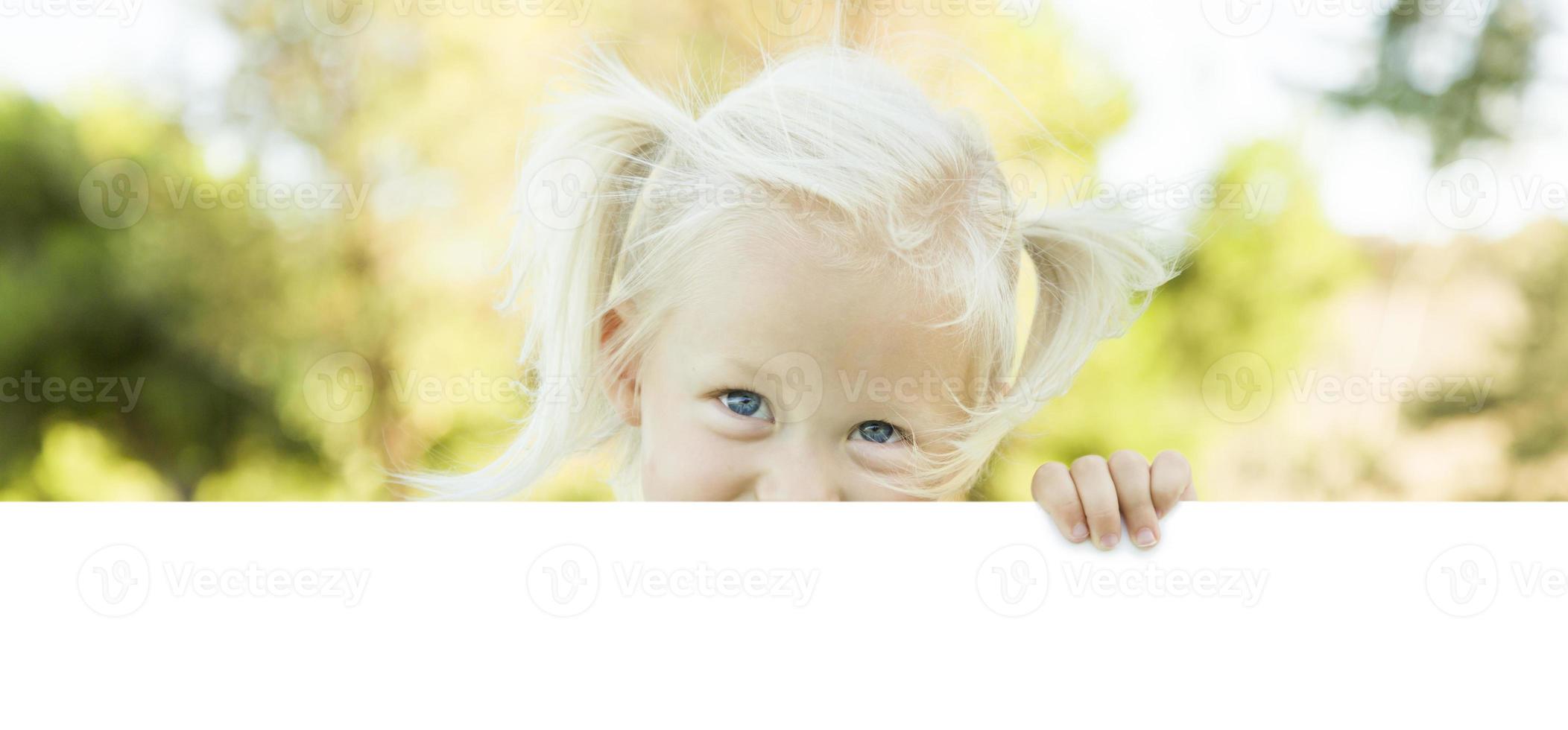 linda niña sosteniendo una pizarra blanca con espacio para texto foto