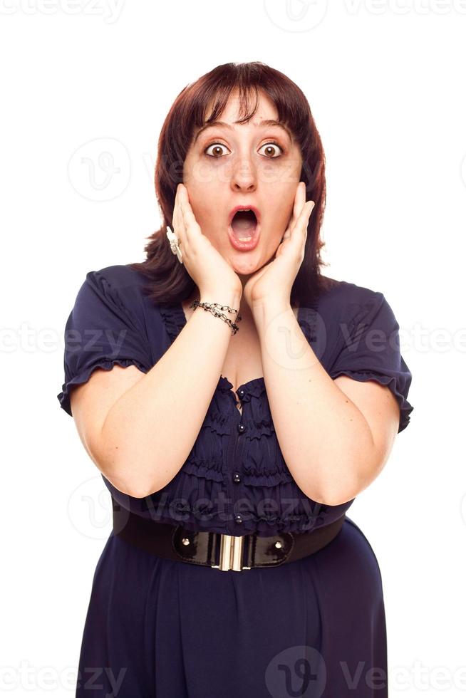 mujer caucásica joven sorprendida con las manos en la cara foto