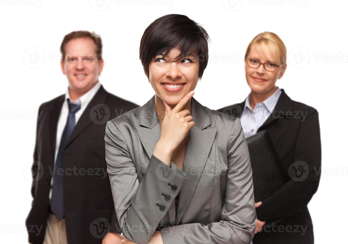 mujer de negocios con retrato de equipo en blanco foto