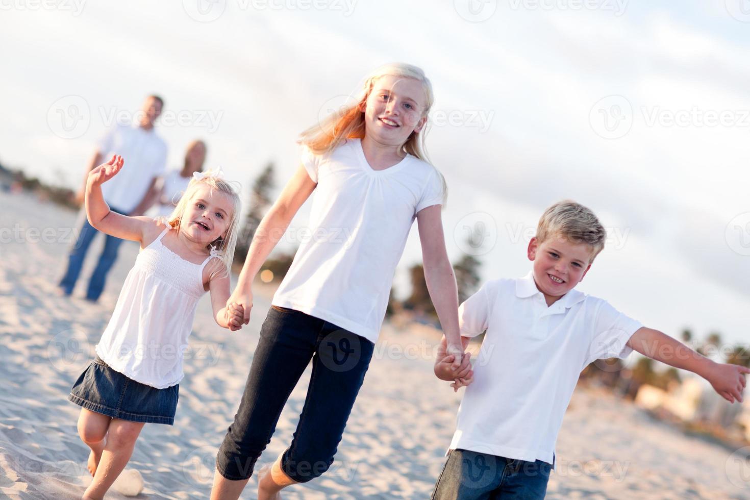 adorable familia caucásica en un paseo foto