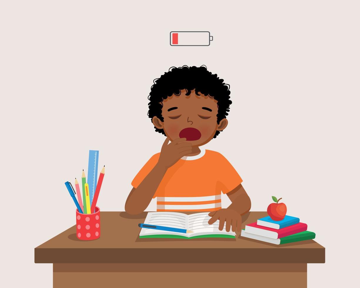 lindo niño africano bostezando sintiéndose somnoliento mientras estudiaba haciendo la tarea en el escritorio vector