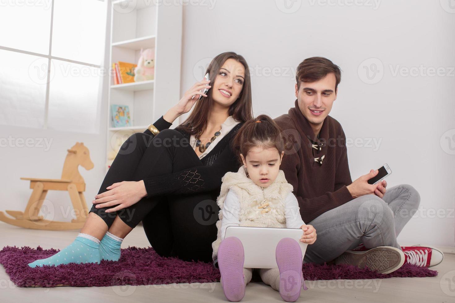 familia feliz sentada en la habitación foto