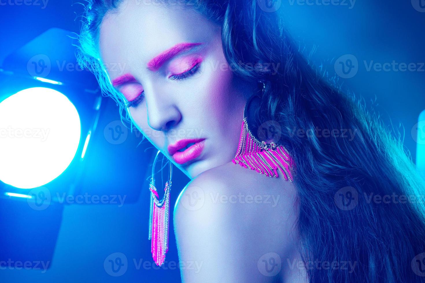 mujer adulta sexy con los ojos cerrados y maquillaje rosa foto