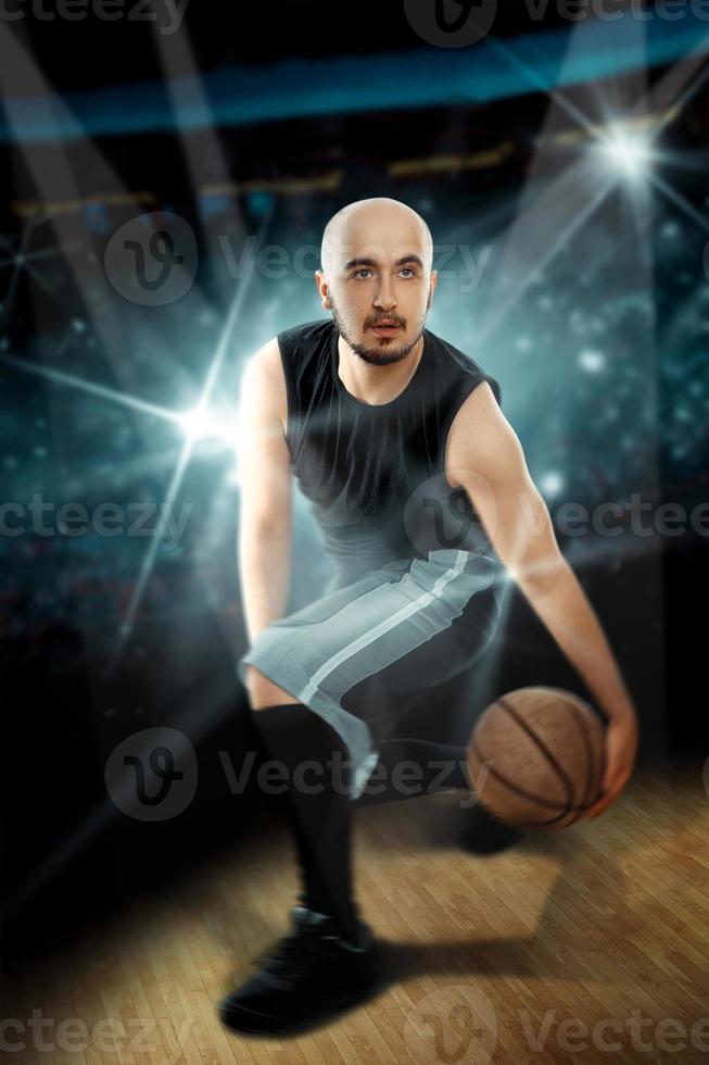 jugador profesional de baloncesto en el juego haciendo fintas con la pelota foto