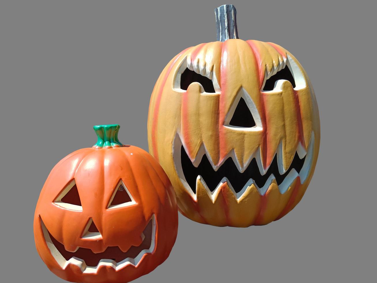 Par enojado naranja calabaza para Halloween aislado sobre fondo gris con trazado de recorte foto