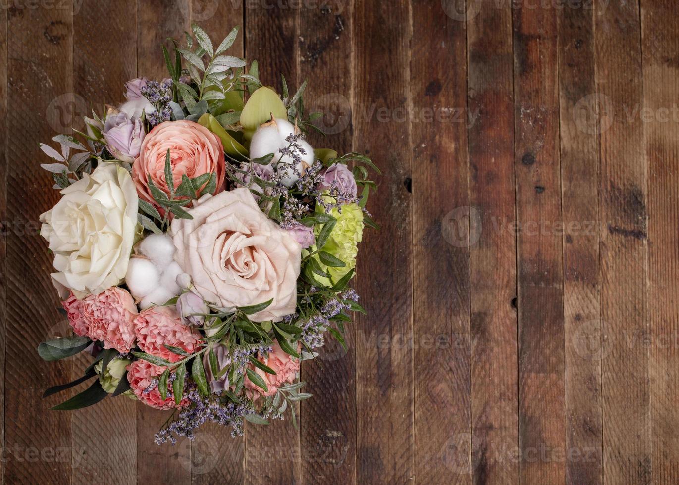 ramo de flores sobre fondo de madera retro antiguo para el día de la mujer, día de san valentín, día de la madre. copie el espacio vista superior. 16392945 Foto de stock ramo de flores sobre fondo de madera retro antiguo para el día de la mujer, día de san valentín, día de la madre. copie el espacio vista superior. 16392945 Foto de stock