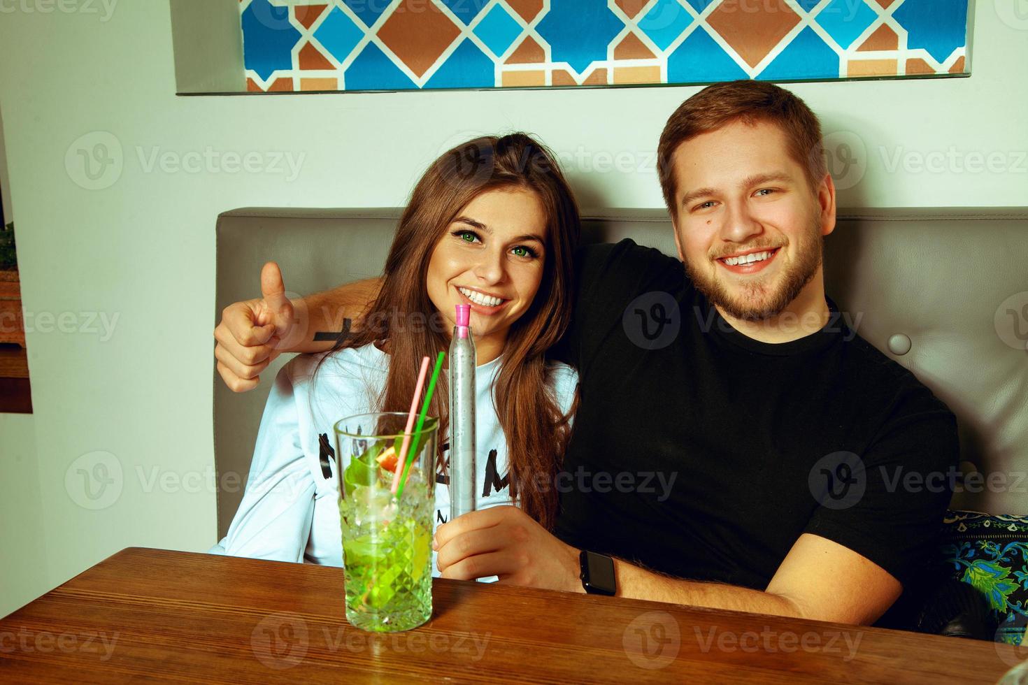 pareja alegre en el bar foto