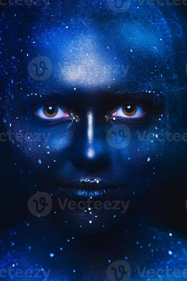 retrato de tonos azules de una mujer linda con arte de cara oscura foto