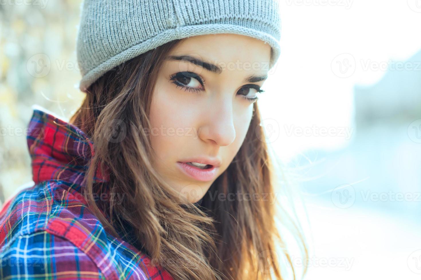 retrato, de, jovencita, con, gorro de lana foto