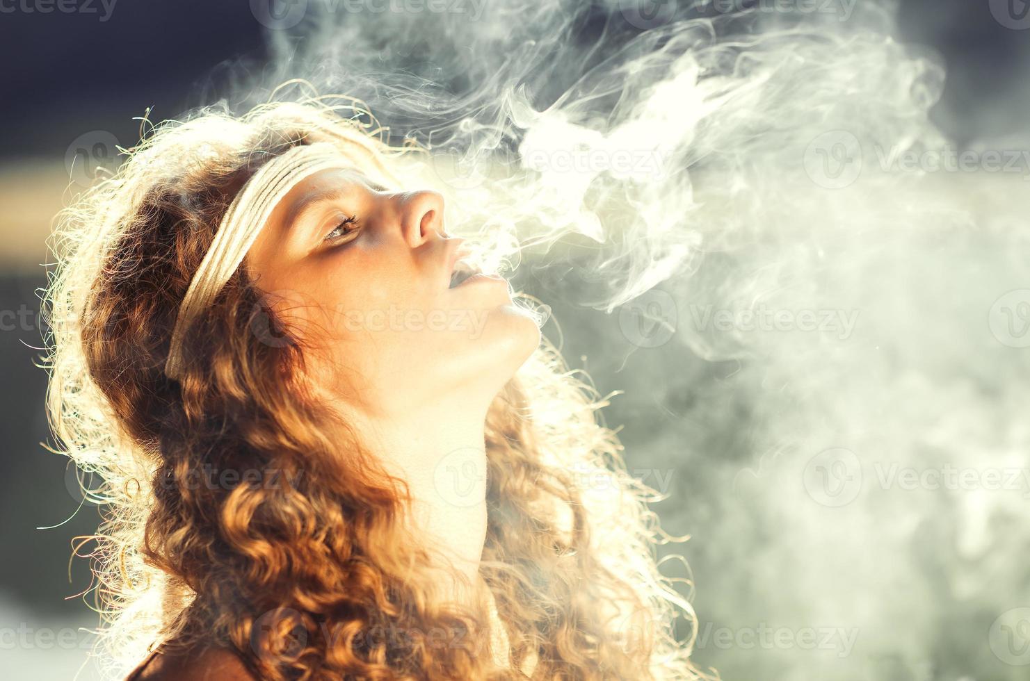 hermosa chica hippie libre soplando humo - foto de efecto vintage