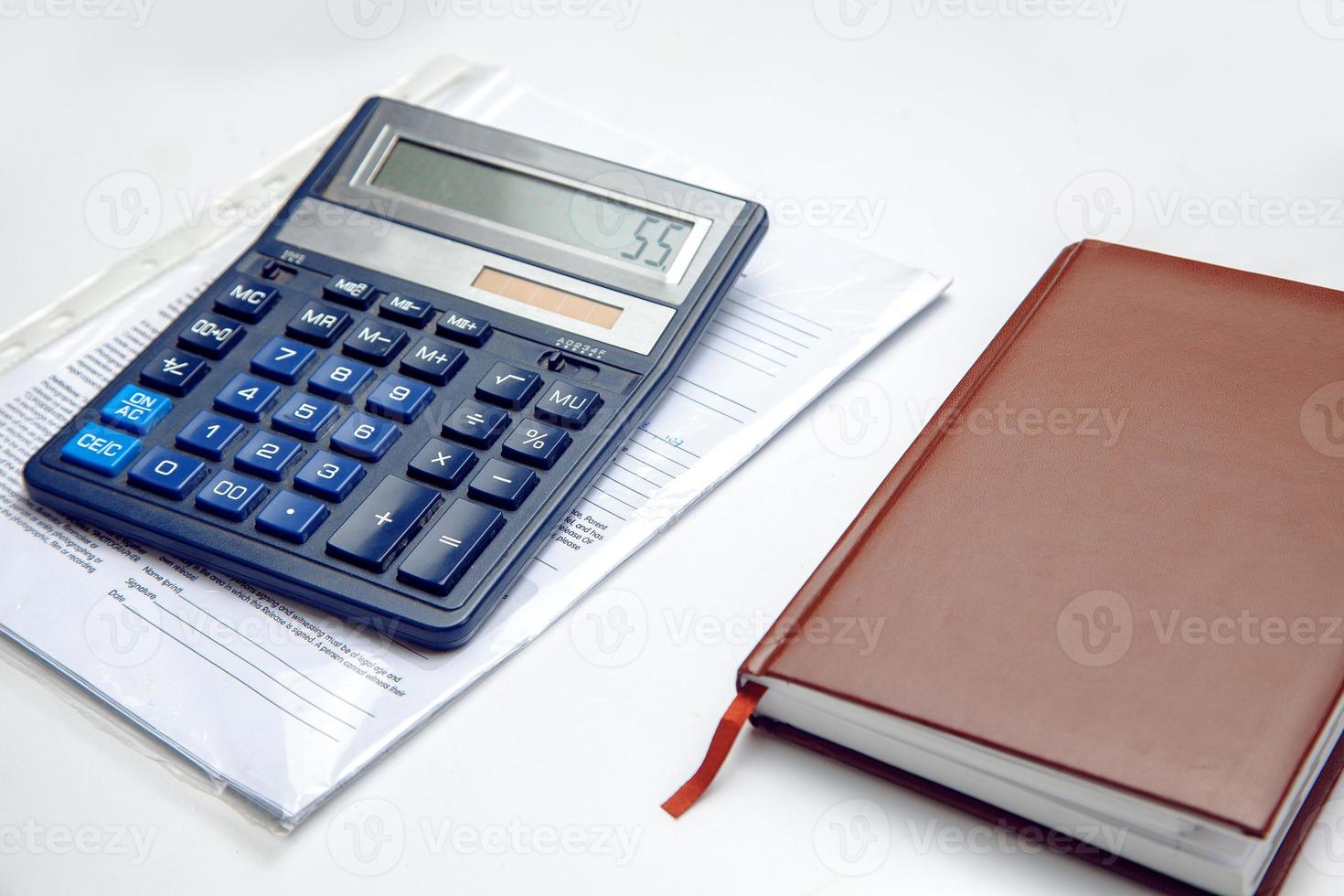 calculadora de registros bancarios y cuaderno sobre la mesa foto