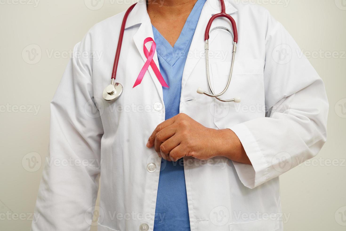 doctora asiática con cinta rosa, día mundial del cáncer de mama en octubre. foto