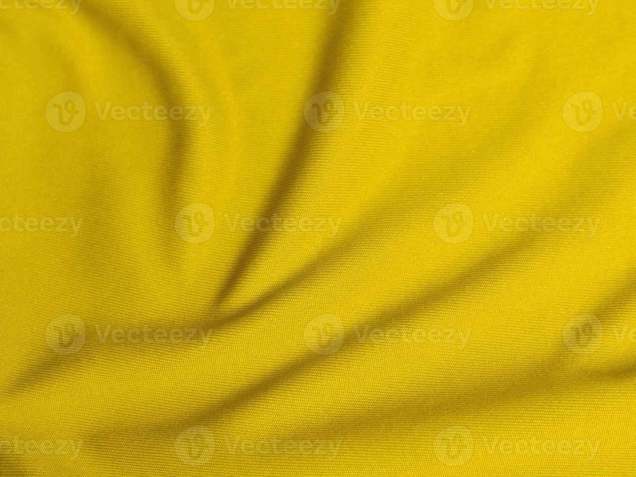 textura de tela de terciopelo amarillo utilizada como fondo. fondo de tela amarilla vacía de material textil suave y liso. hay espacio para el texto foto