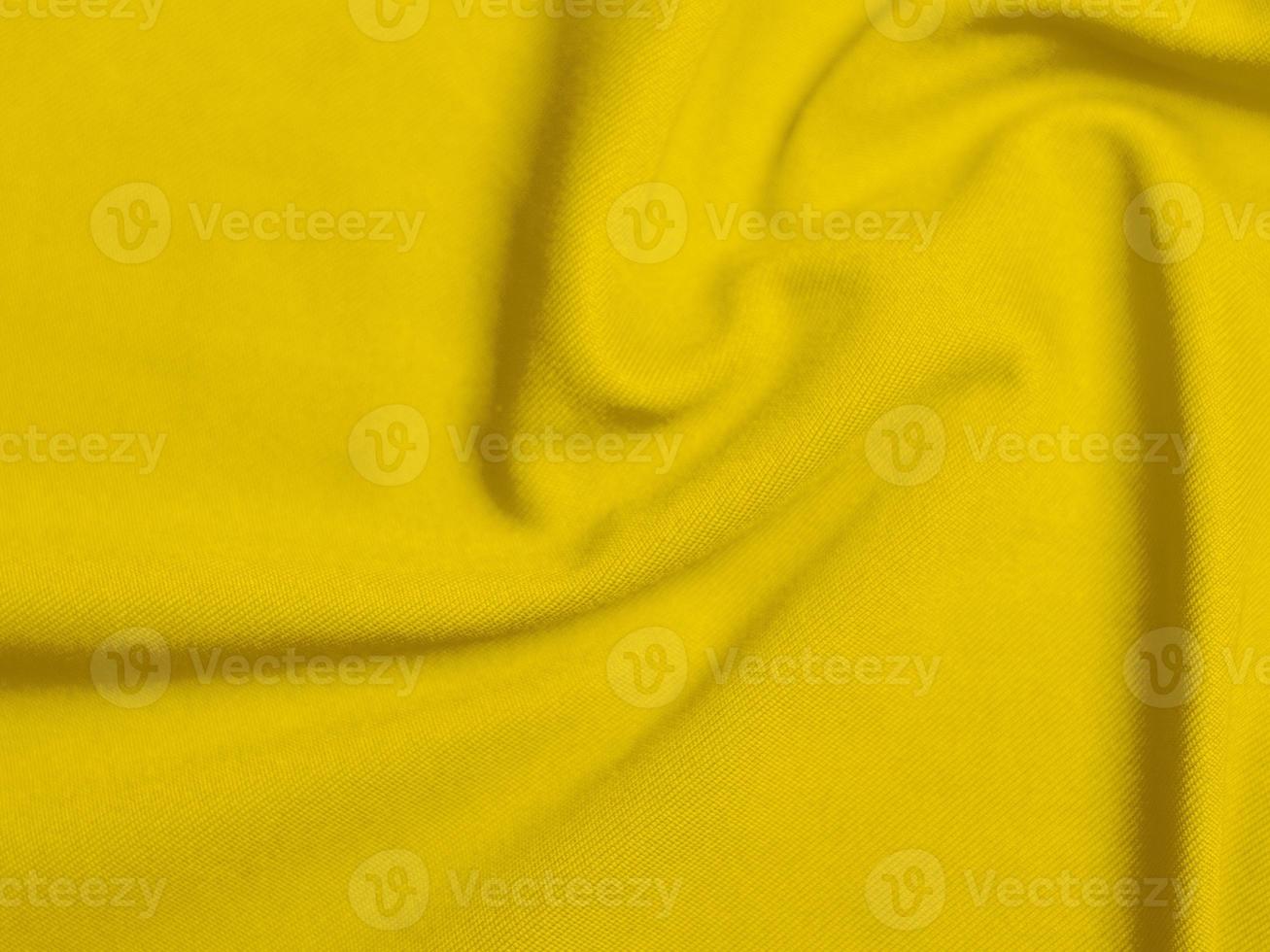 textura de tela de terciopelo amarillo utilizada como fondo. fondo de tela amarilla vacía de material textil suave y liso. hay espacio para el texto foto