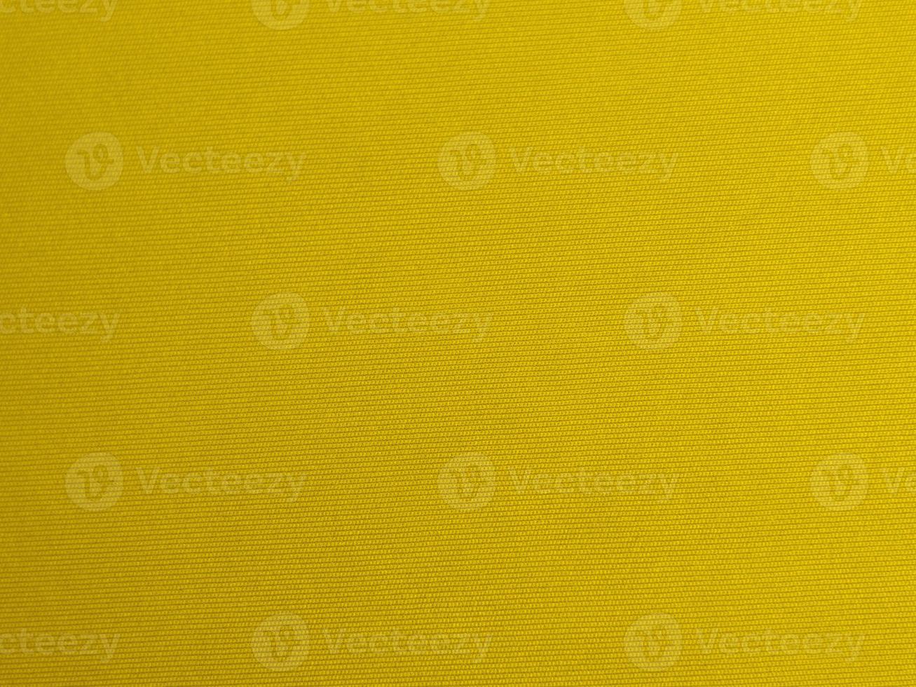 textura de tela de terciopelo amarillo utilizada como fondo. fondo de tela amarilla vacía de material textil suave y liso. hay espacio para el texto foto