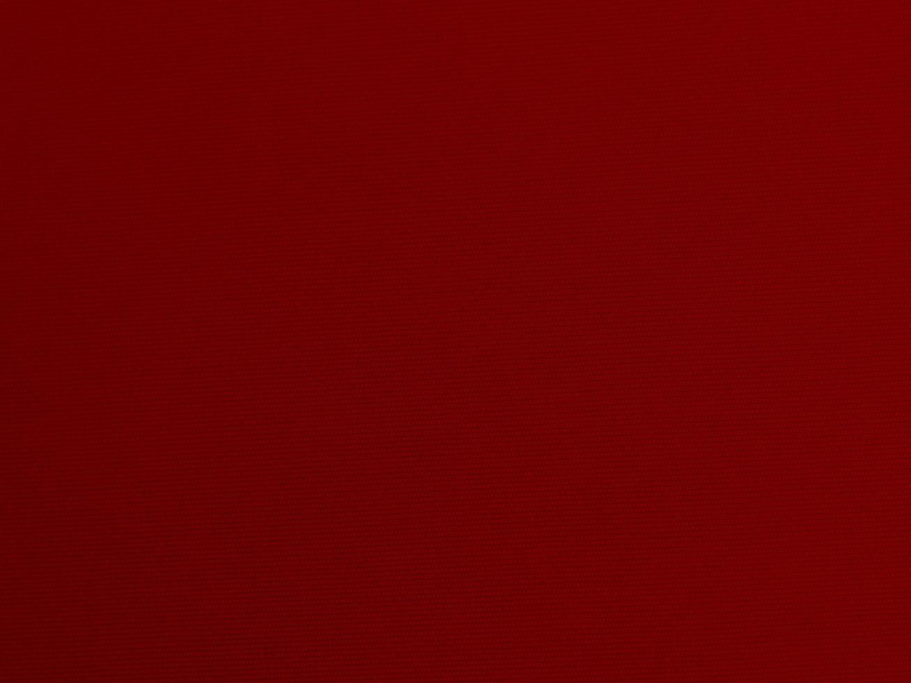 textura de tela de terciopelo rojo utilizada como fondo. fondo de tela roja vacía de material textil suave y liso. hay espacio para el texto. foto