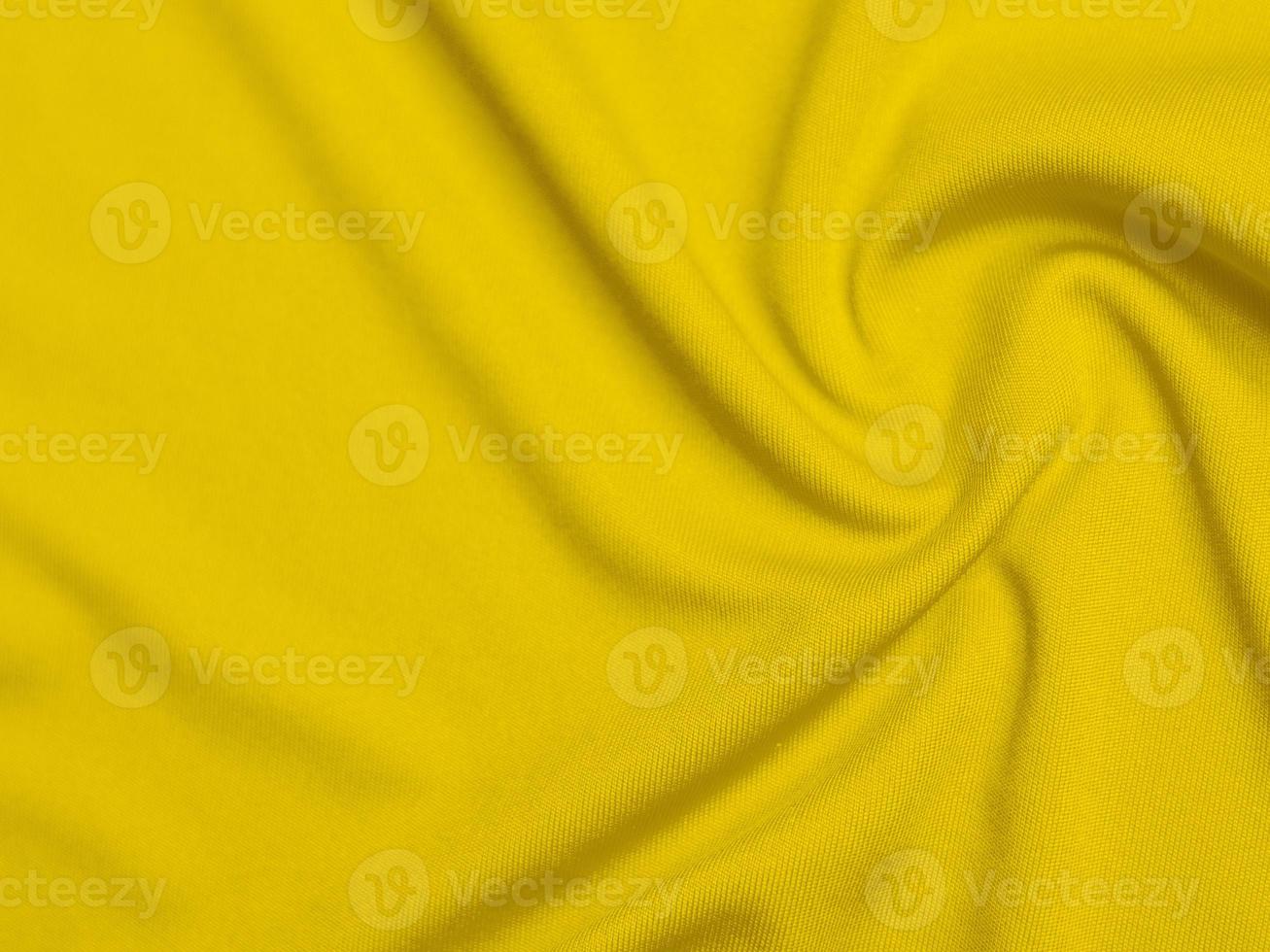 textura de tela de terciopelo amarillo utilizada como fondo. fondo de tela amarilla vacía de material textil suave y liso. hay espacio para el texto foto