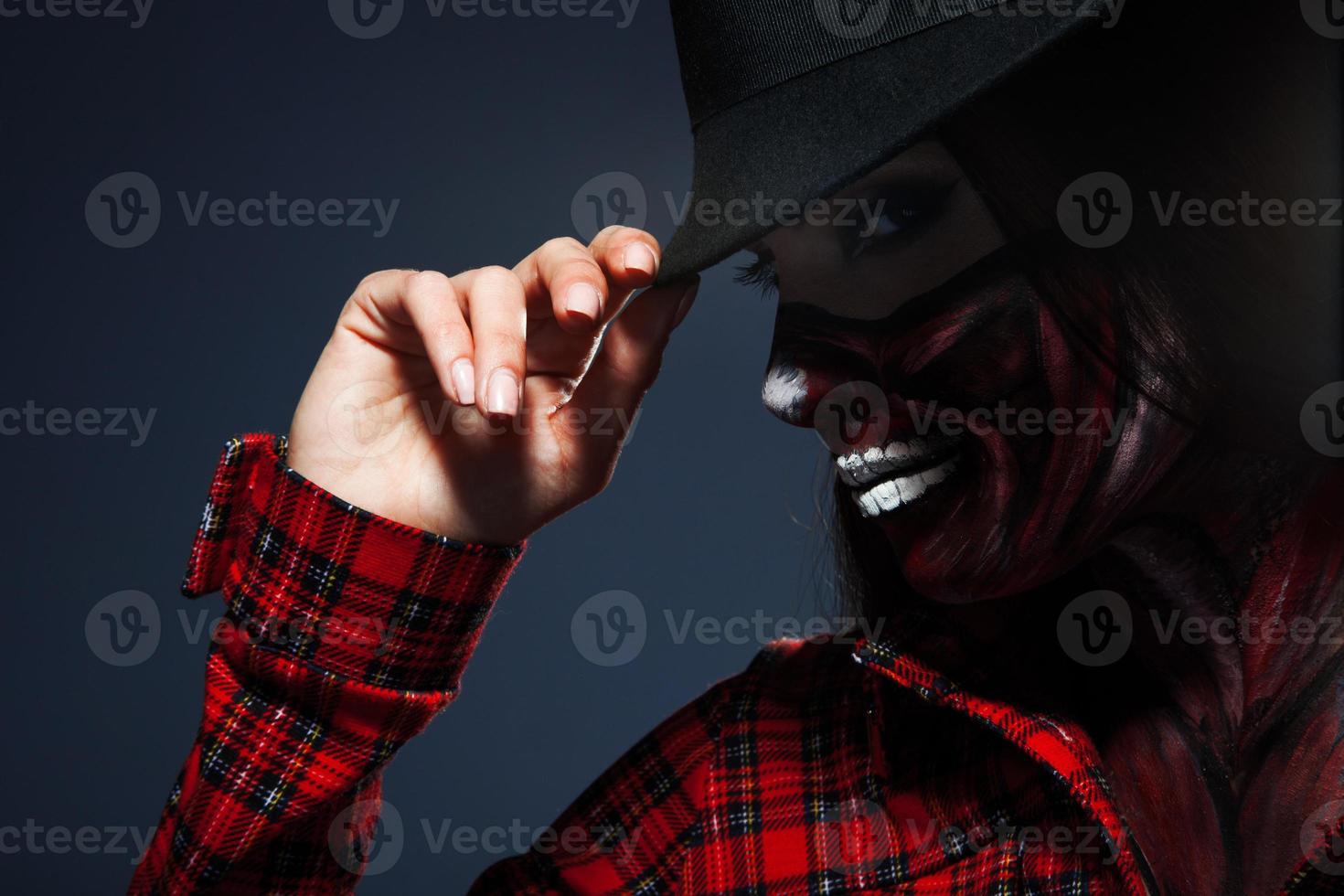 retrato de perfil horizontal de mujer con cara de arte foto