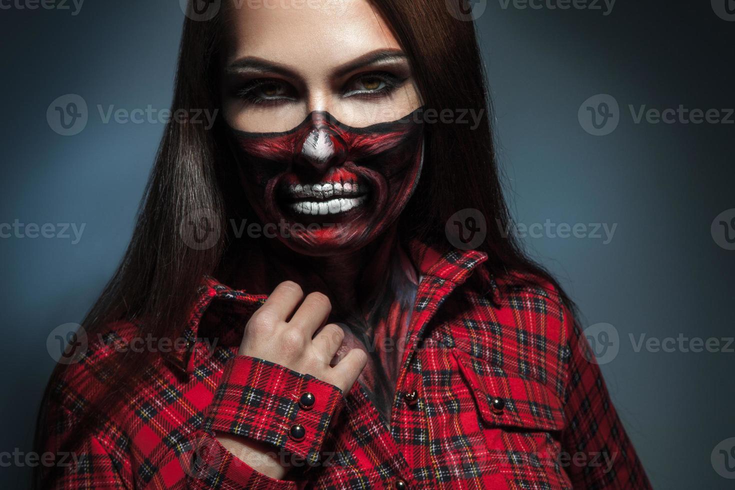 retrato horizontal de una chica adulta con arte de cara aterradora para la noche de halloween foto