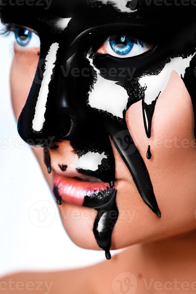 foto vertical de mujer sexy con pintura negra en la cara