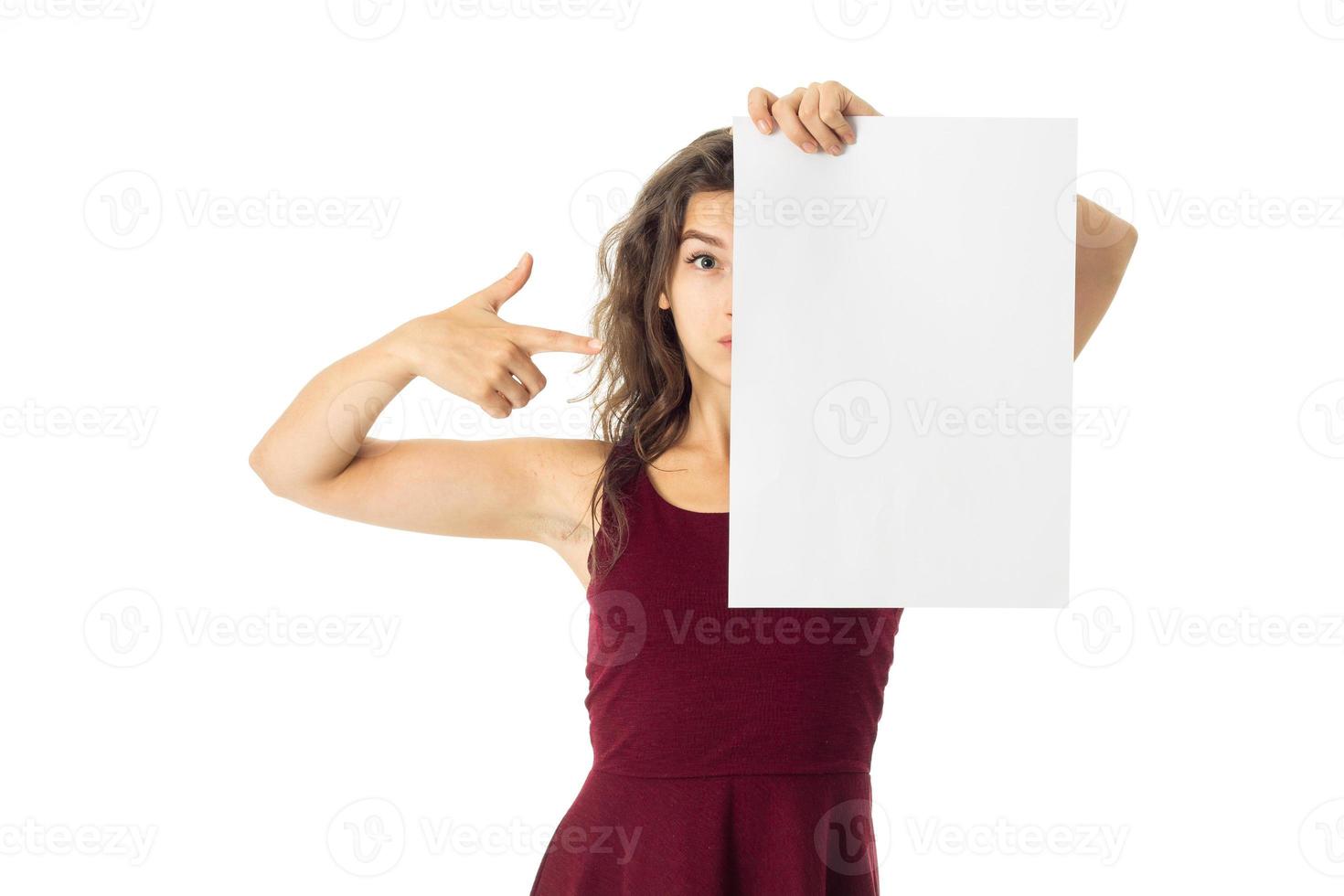 chica en vestido rojo con cartel blanco foto
