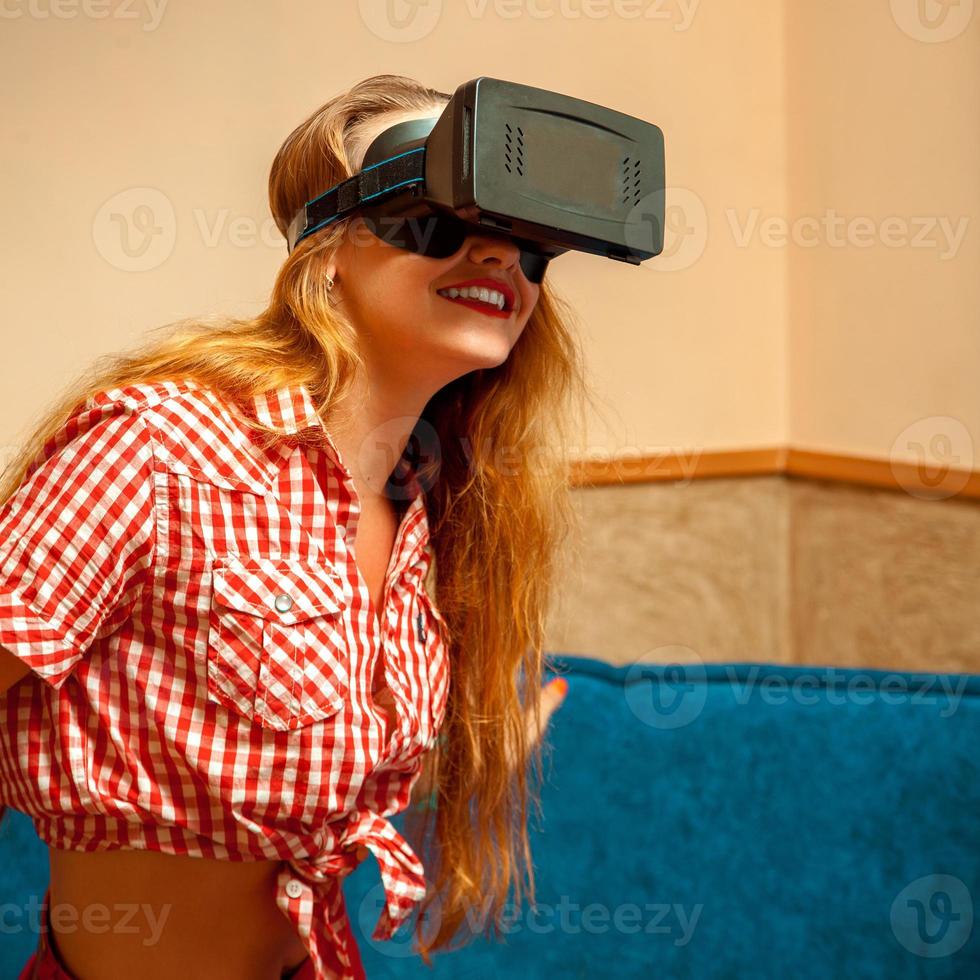 mujer en realidad virtual foto