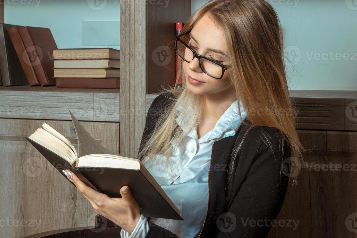 hermosa mujer con libro foto