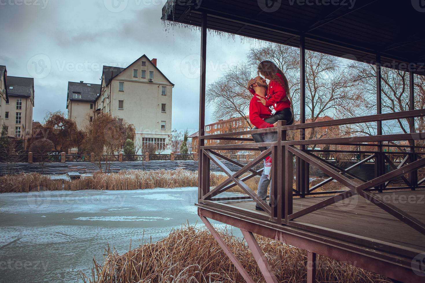 sensual pareja de enamorados se abraza en un balcón en invierno. foto