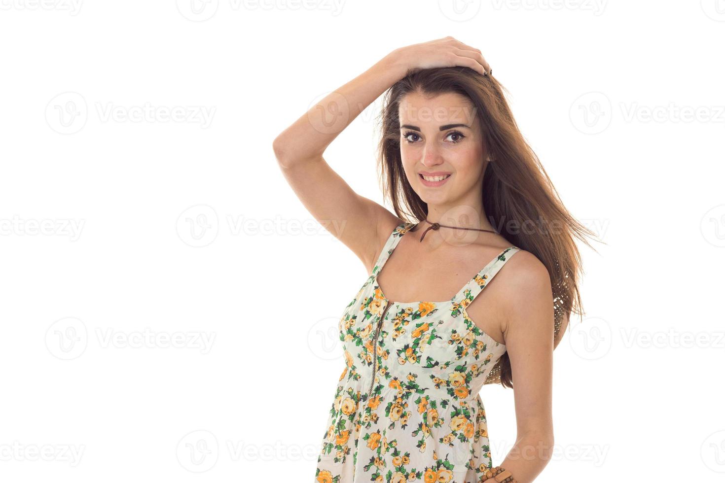 retrato de verano de una joven encantadora con ropa ligera sonriendo a la cámara con fondo blanco aislado foto