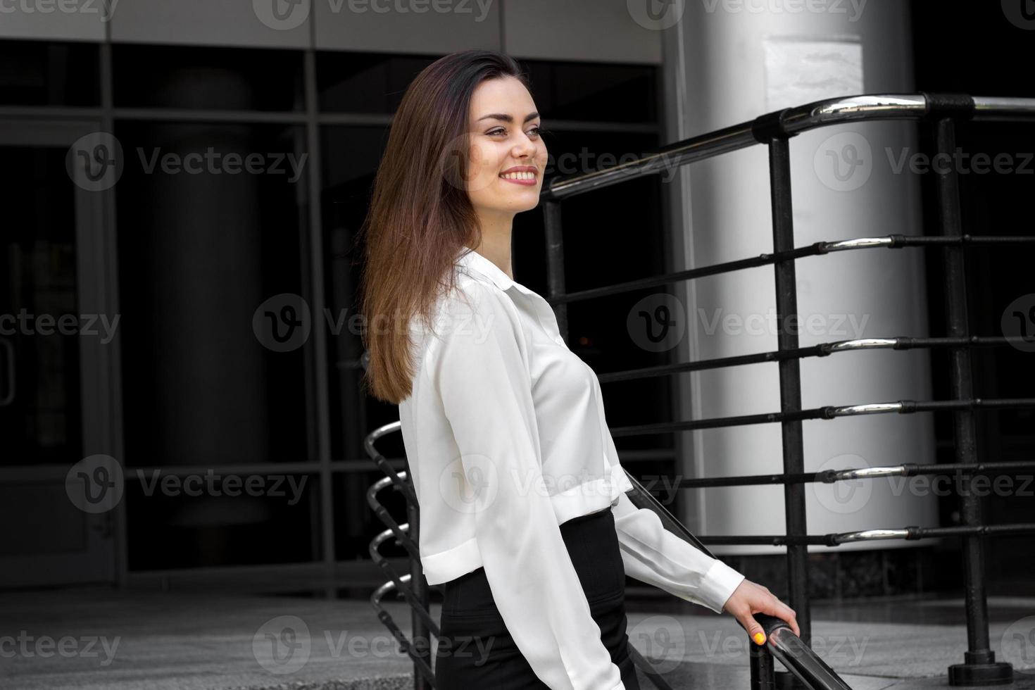 alegre joven morena mujer de negocios sonríe foto