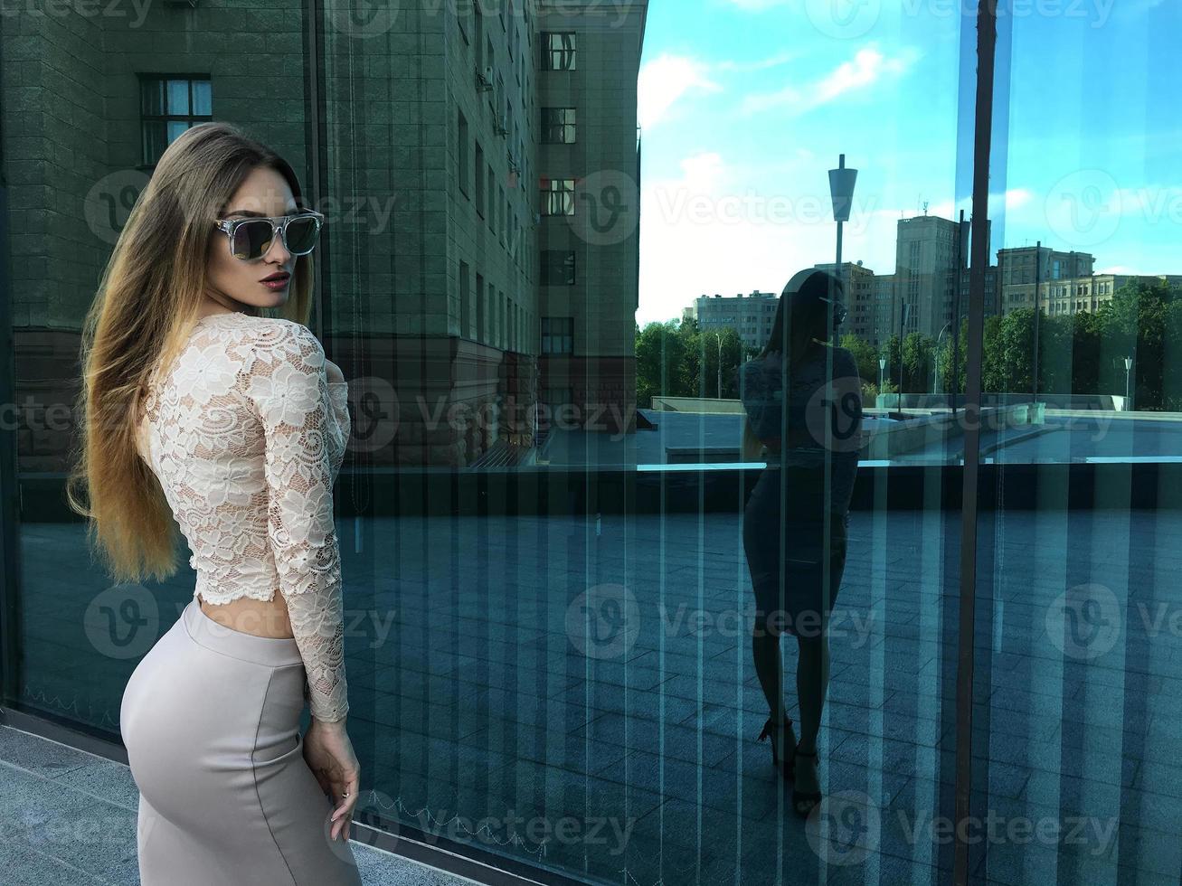 mujer de negocios sexy en el centro de negocios foto