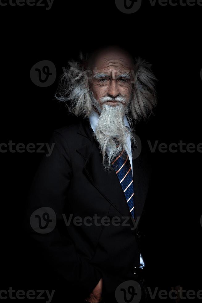 retrato de primer plano de un apuesto anciano elegante con traje clásico de fondo negro foto