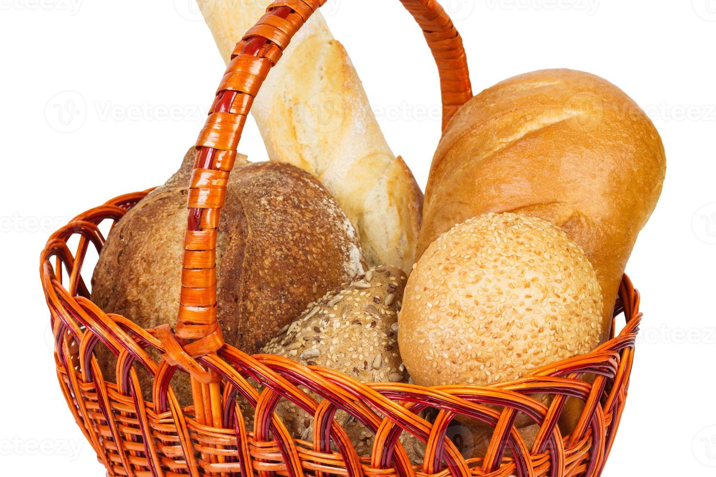 pan en una cesta. aislado en blanco de cerca foto