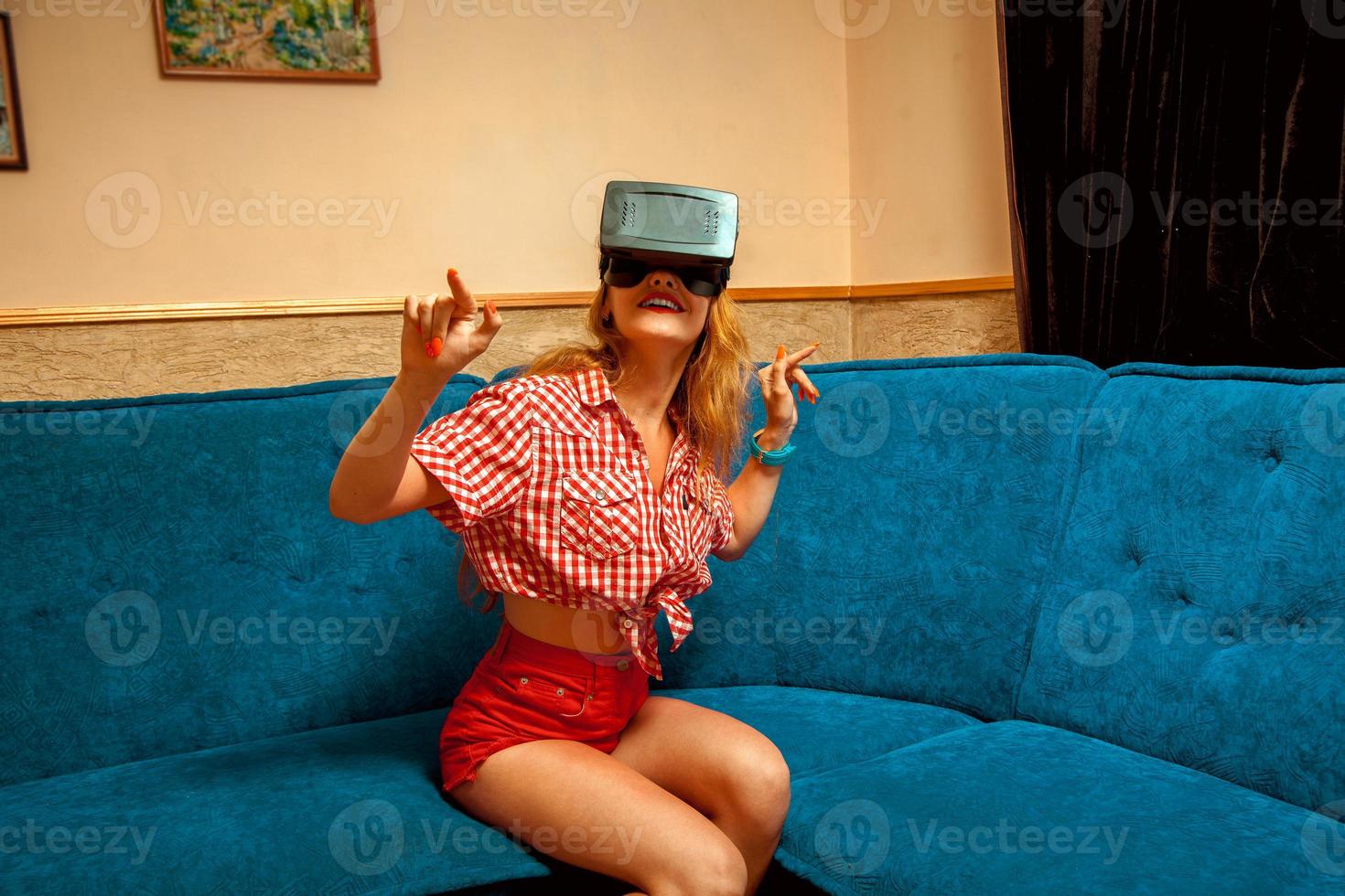 chica con gafas de realidad virtual foto