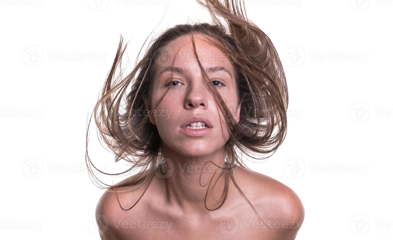 retrato de una mujer hermosa con el pelo largo. joven modelo morena con cabello hermoso - aislado sobre fondo blanco. niña con el pelo volando en el viento. foto