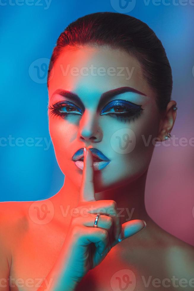 foto de estudio de mujer de belleza con maquillaje y piel sana