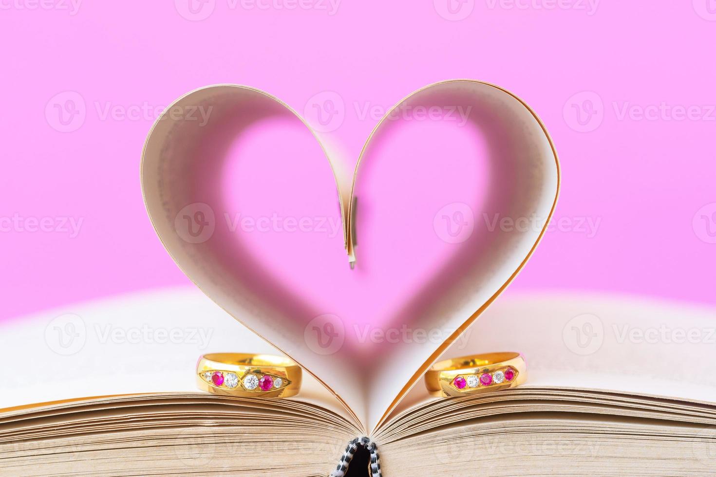 páginas de libro con forma de corazón curvo y anillo de deshierbe foto