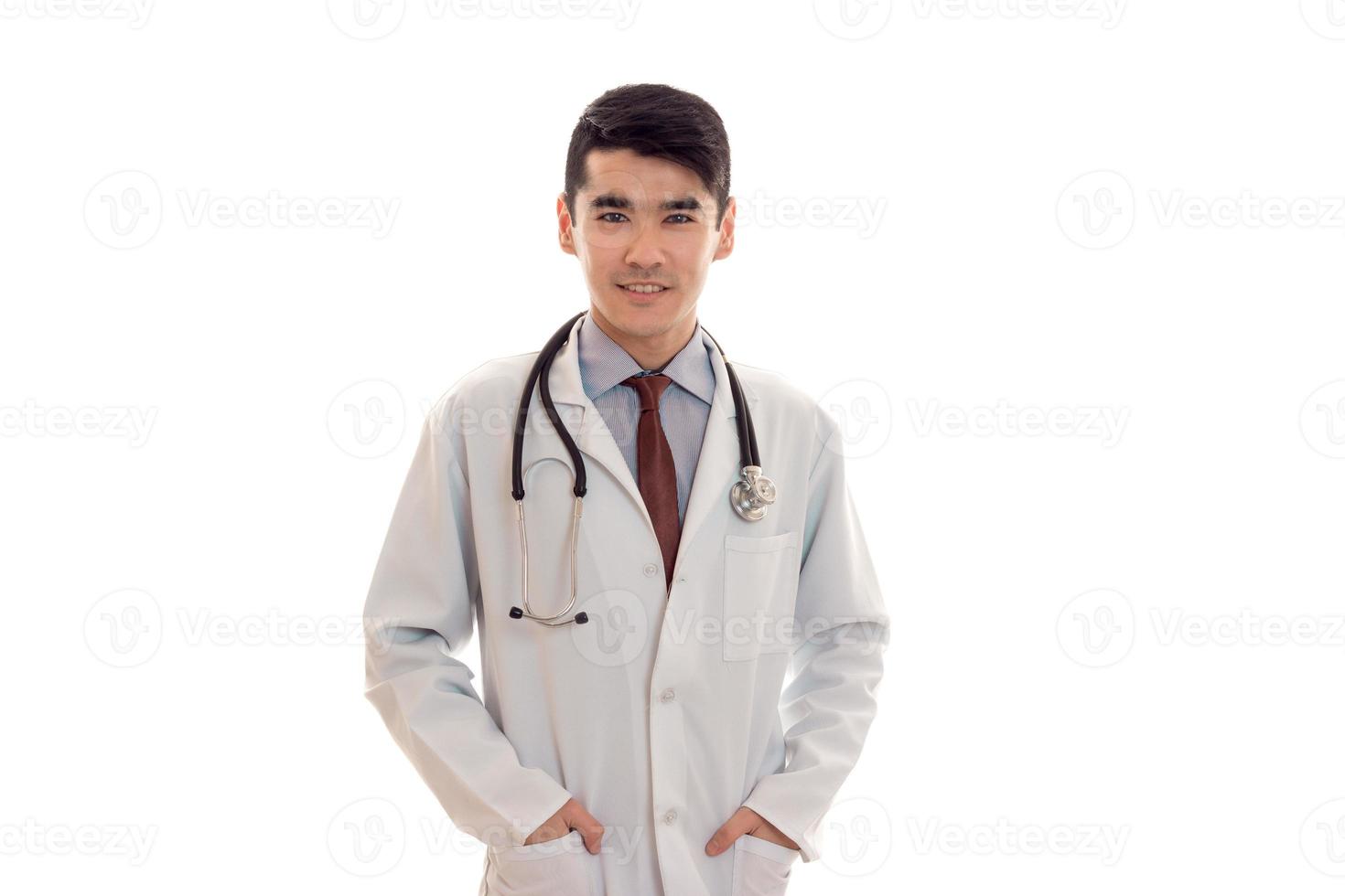 retrato de estudio de un alegre médico masculino en uniforme posando aislado de fondo blanco foto