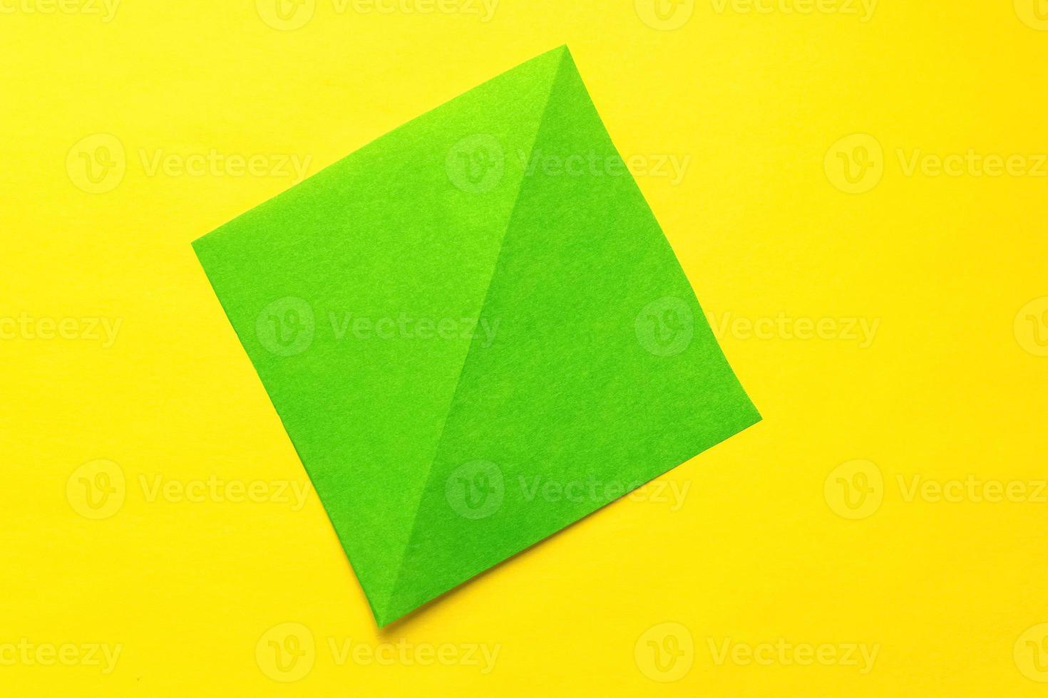 instrucciones fotográficas paso a paso sobre cómo hacer una rana marcadora de papel de origami. bricolaje simple con el concepto de niños para niños. foto