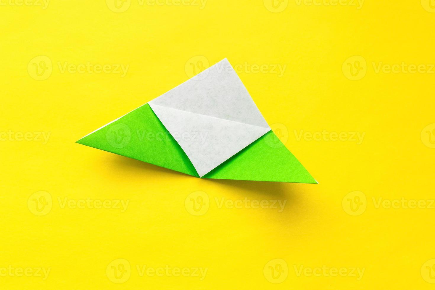 instrucciones fotográficas paso a paso sobre cómo hacer una rana marcadora de papel de origami. bricolaje simple con el concepto de niños para niños. foto