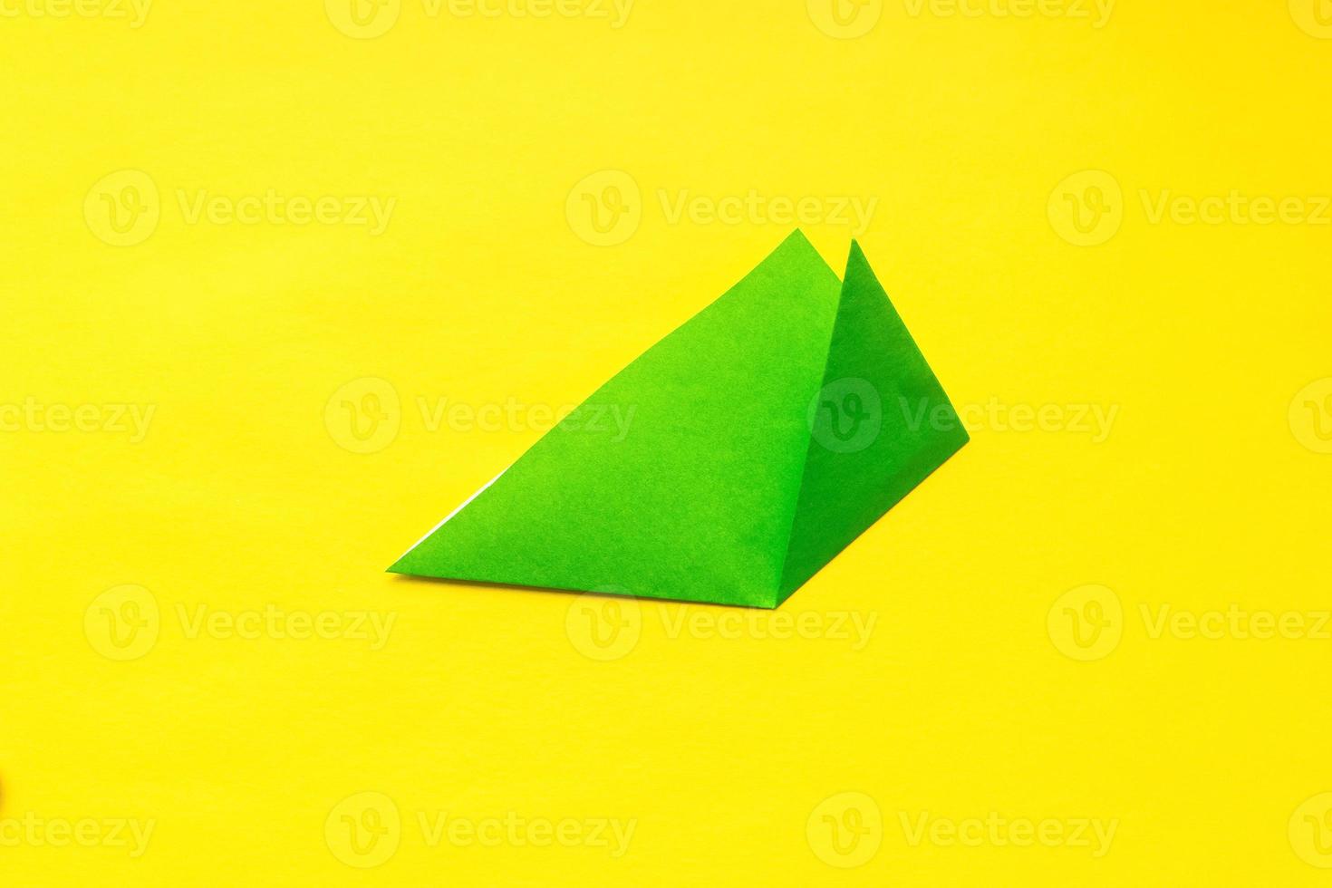 instrucciones fotográficas paso a paso sobre cómo hacer una rana marcadora de papel de origami. bricolaje simple con el concepto de niños para niños. foto