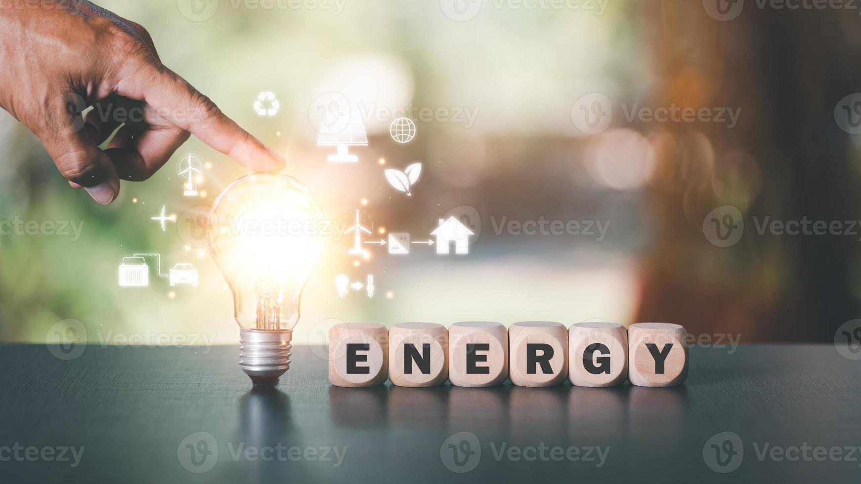 proteger el medio ambiente energía alternativa fuentes de energía renovables sostenibles innovación de energía verde y tecnología energética respetuosa con el medio ambiente,señalando con la mano la bombilla foto