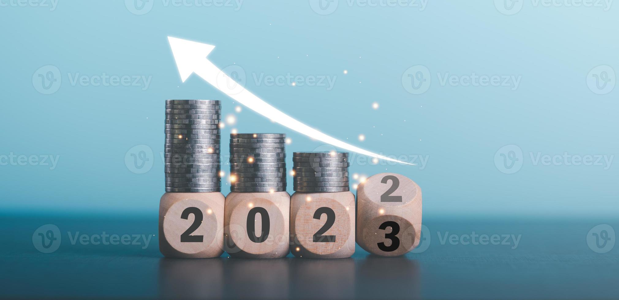 las pilas de monedas se colocan en bloques de madera, muestran el crecimiento de los ahorros, el concepto de progreso en el desarrollo de la eficiencia financiera y la inversión con estrategias comerciales para los objetivos futuros foto