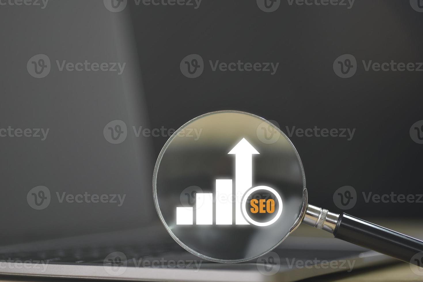 la lupa muestra el gráfico de crecimiento y muestra el concepto seo, la herramienta de análisis de optimización. Posicionamiento en motores de búsqueda de sitios de redes sociales basados en datos analíticos de resultados. foto