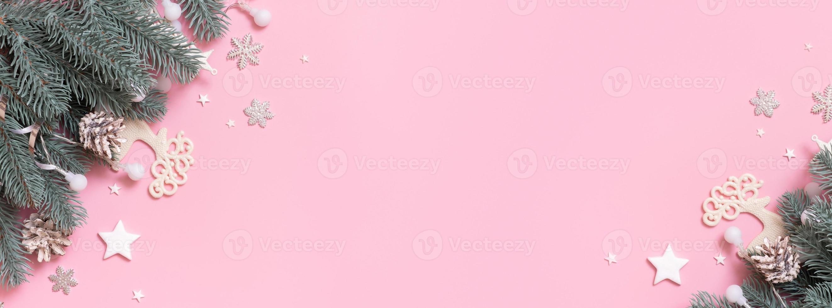 vista superior de la decoración navideña de año nuevo, plano sobre fondo rosa con espacio para copiar. tarjeta de felicitación en blanco de navidad foto