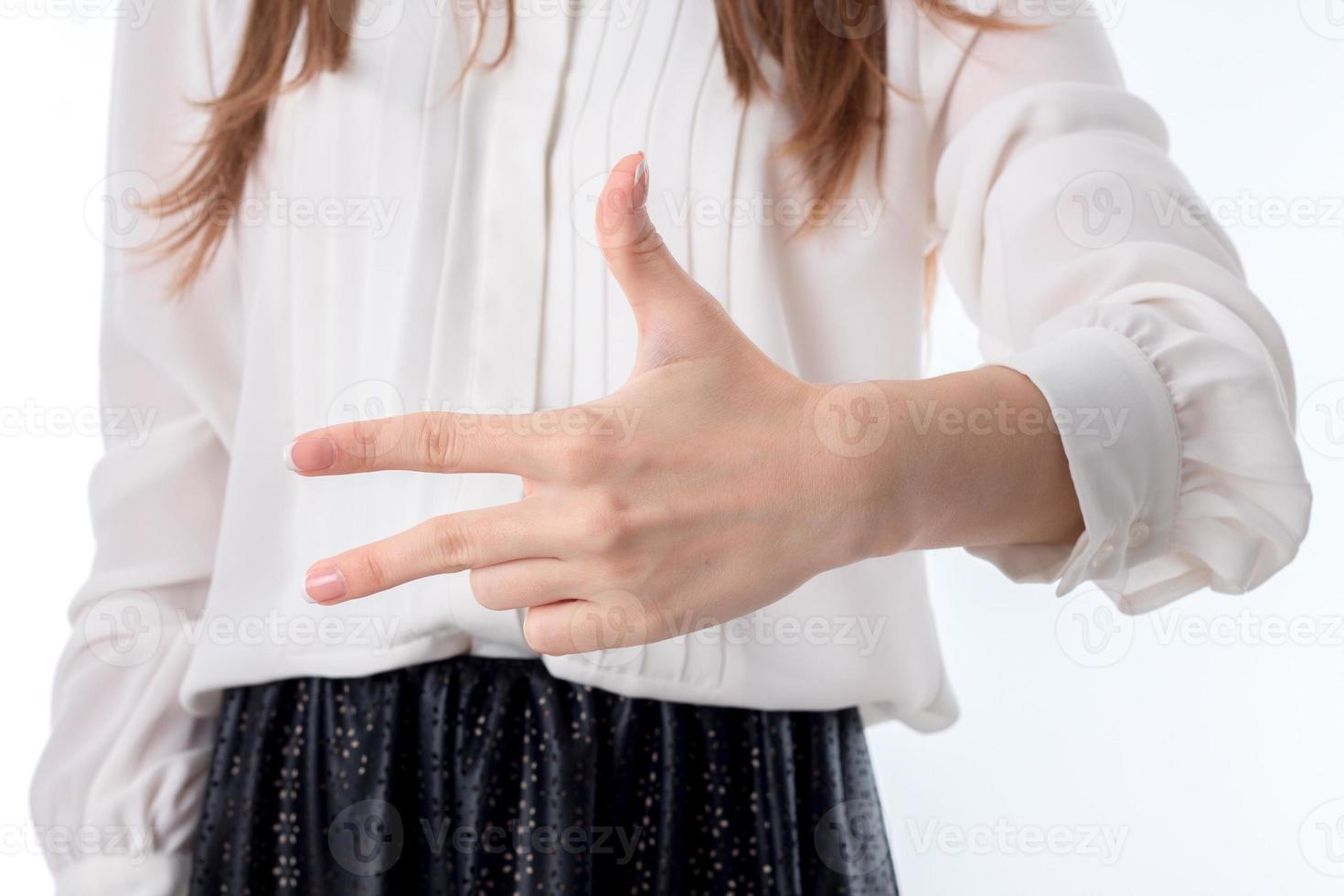 the girl in the white shirt shows three finger zoom photo