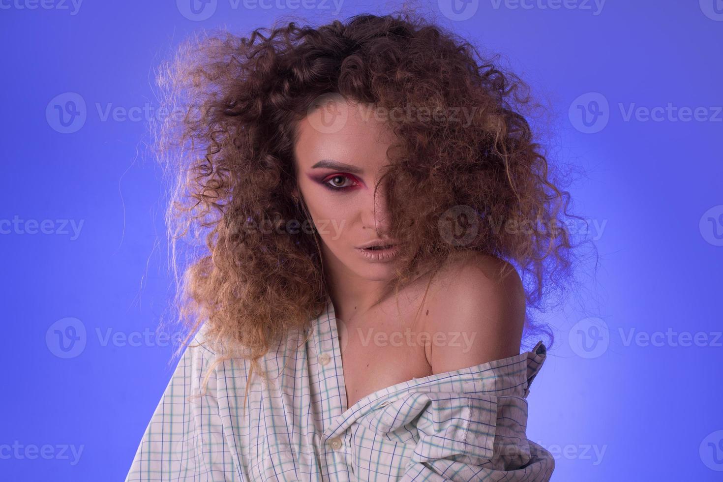 hermosa joven con peinado afro y maquillaje colorido foto