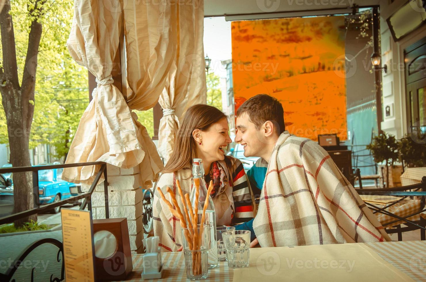 pareja enamorada divirtiéndose en una cita foto