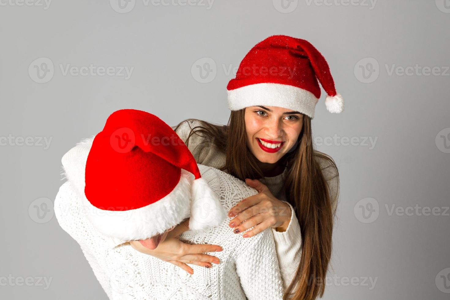 pareja enamorada celebra navidad con sombrero de santa foto